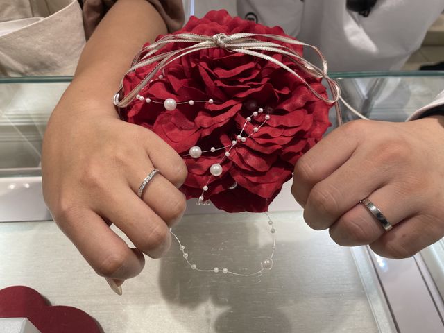 太めな指輪にダイヤモンドが綺麗な指輪