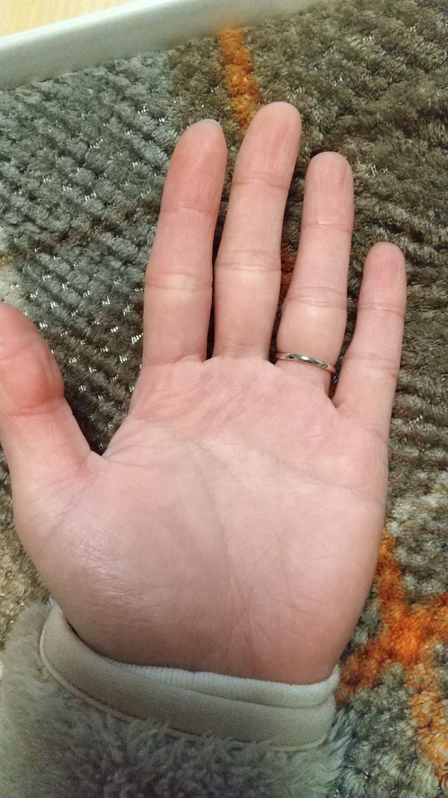 リングの手のひら側は細くつけ心地が良いのが特徴です。