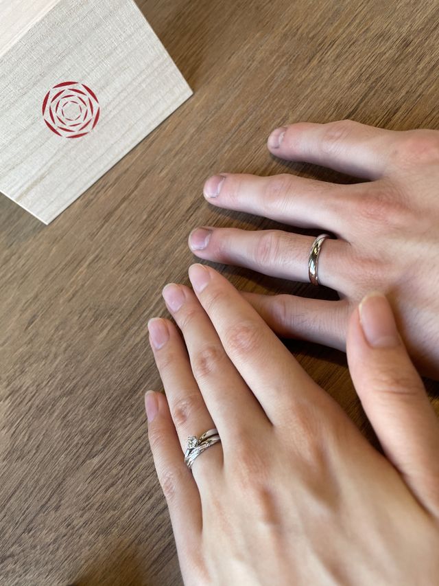 指輪をつけた時の写真です。