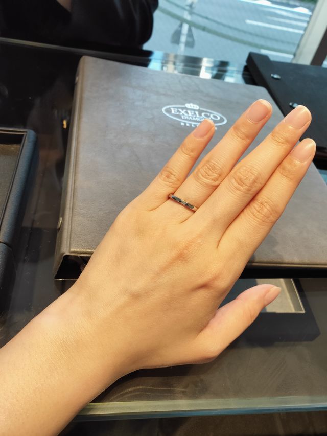 ストレートのリングに四角のダイヤが埋め込まれています