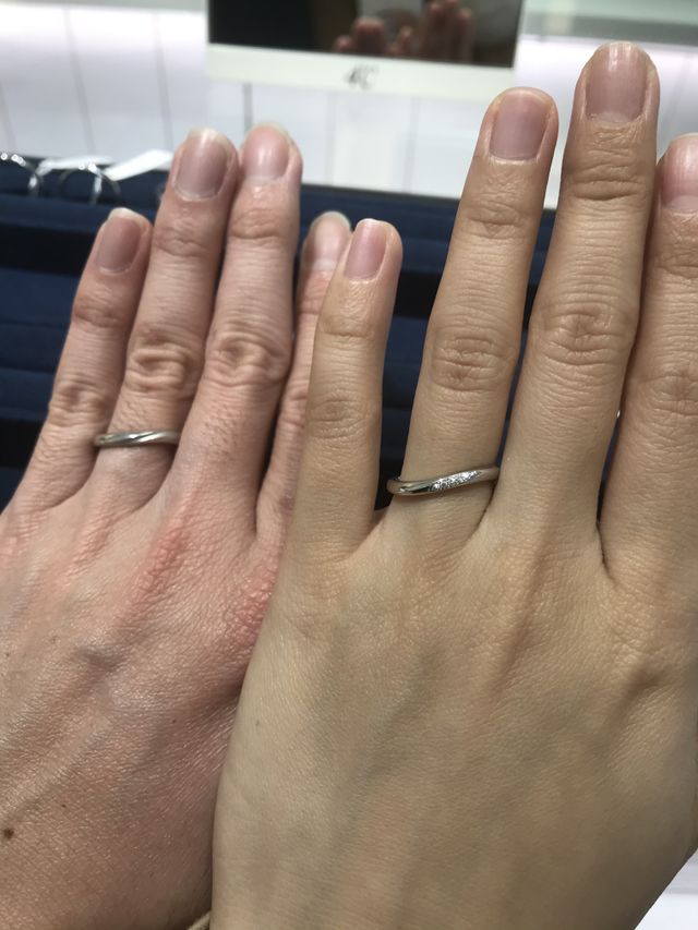 新郎が波打ち、新婦がダイヤ付き