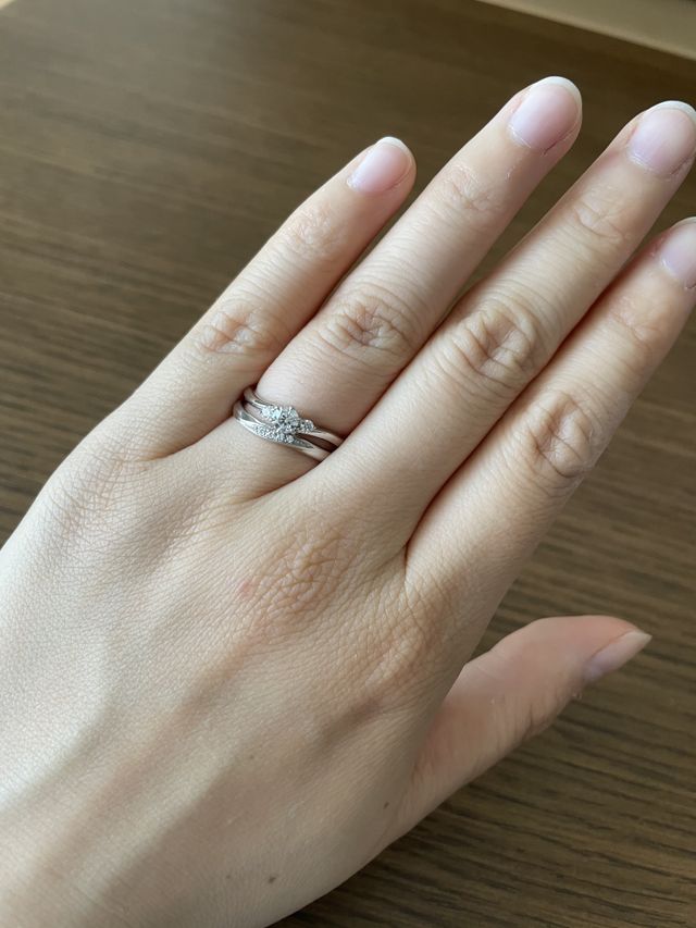 婚約指輪との重ね付けです。
