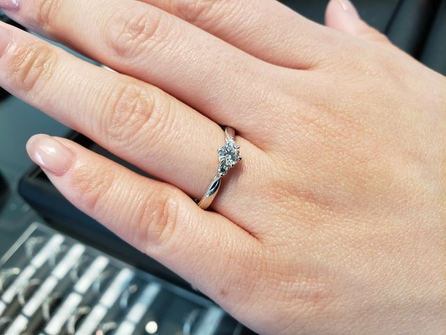 腕の側面のミル打ちが印象的なデザインです