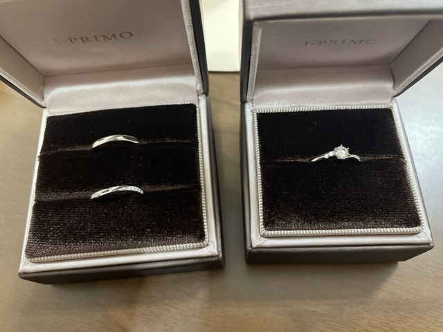 婚約指輪と結婚指輪です。重ね付けできるものを購入しました。