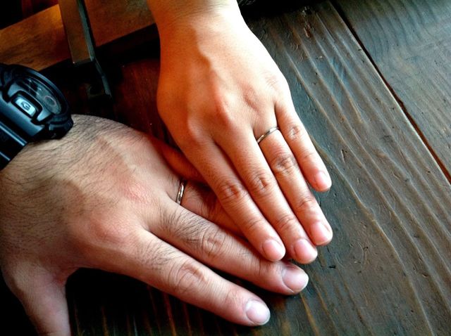 お揃いの結婚指輪。プラチナ。私細め、夫太めのタイプ。