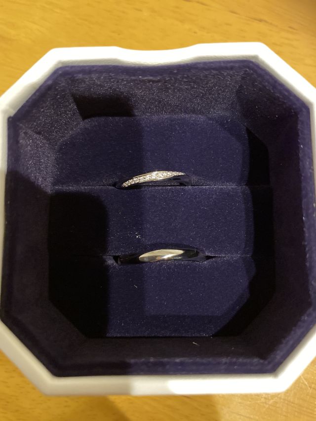 新郎はシンプル、新婦は小さいダイヤを散りばめました