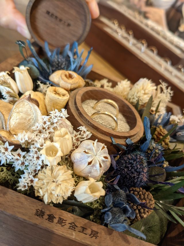 指輪は、お花のケースに入れて自由に写真撮影ができます。
