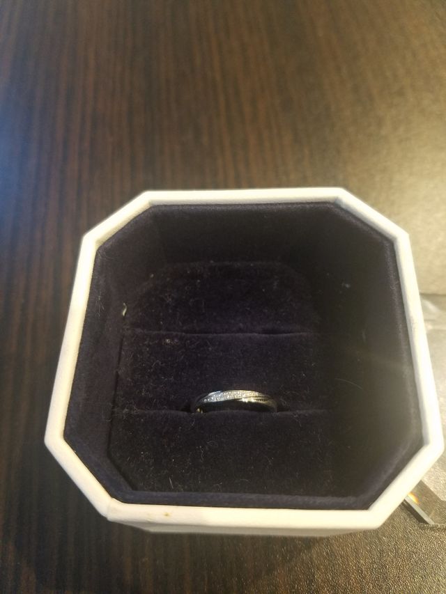 センターにダイヤが斜めに入っています。
