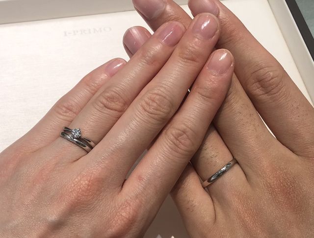同じくアイプリモさんで購入した婚約指輪と重ね付けしています。