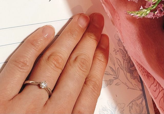 シンプルなデザインで、ダイヤがとても強調されキレイです。