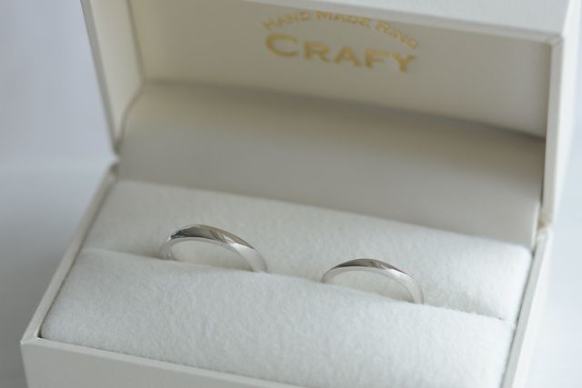 指輪が届く際に完成品を撮ってメールで送って貰えます。