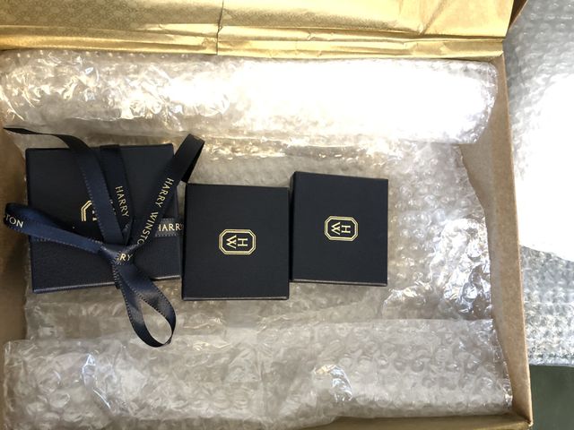 革製のリングポーチと購入証明書も入っていました。