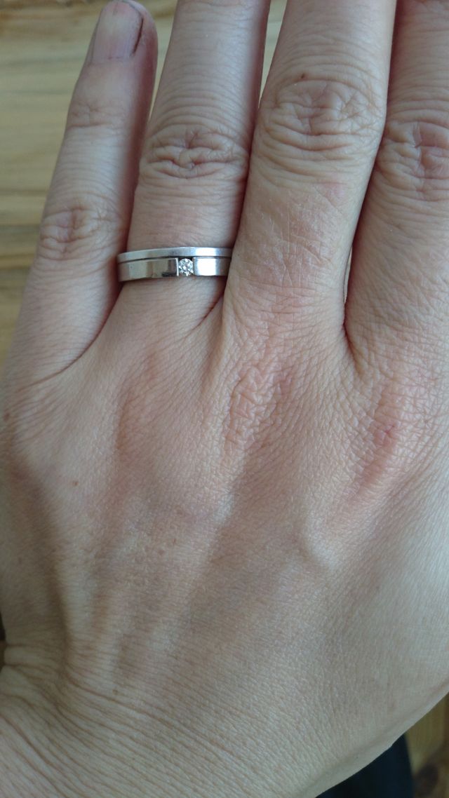 大きい手にもしっくりくる太めです。