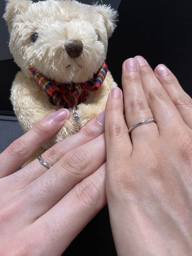 指輪の裏には海の波をモチーフにしたデザインを刻んでいます。