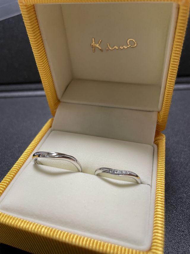 結婚指輪はオーダーメイドでヴェーブをつけ統一感を出しました。