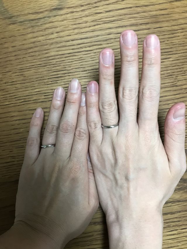 シンプルですが、ダイヤがキラリと光ります。