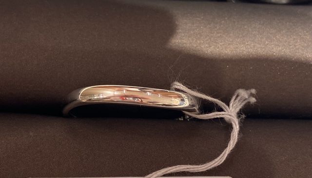 ダイヤなしのウェーブがかるくかかった指輪です