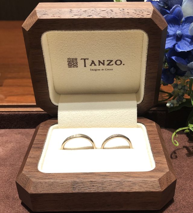 シャンパンゴールドのリングにアイスマットの加工をしてあります