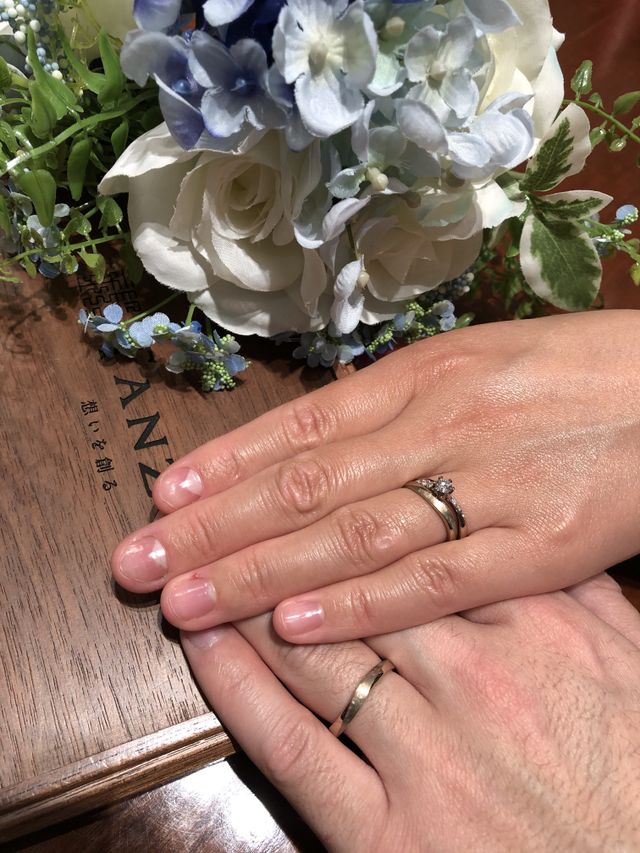 婚約指輪と結婚指輪を重ねています