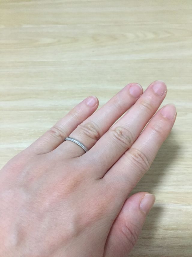 指輪の周りに小さな溝があり、シンプルなデザインです。