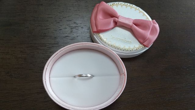 派手すぎず、肌に馴染むデザインでとても満足しています。