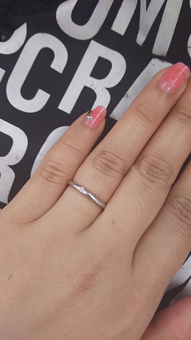 シンプルで仕事中などにつけていても違和感ないデザインです。