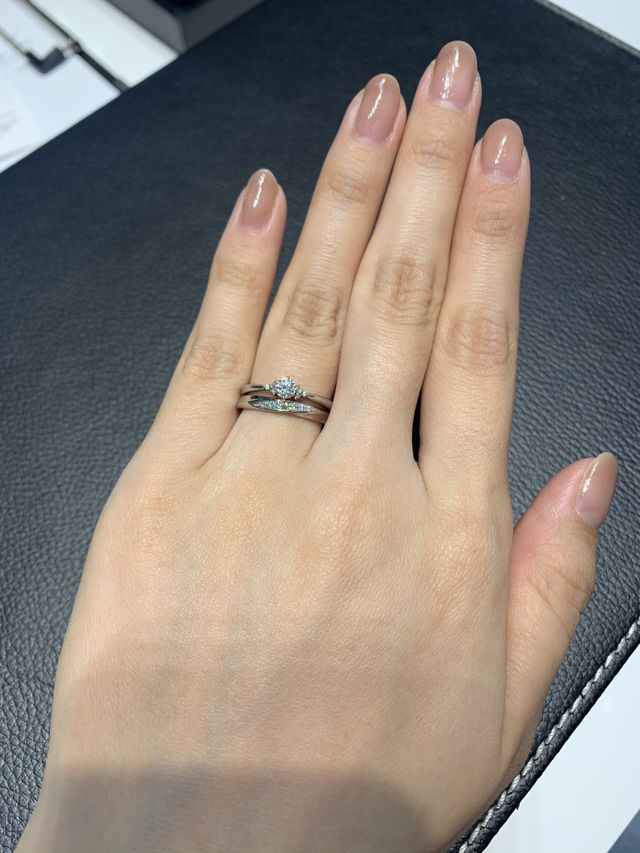 婚約指輪と結婚指輪をセットで着用