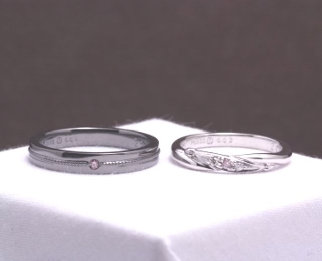 リングを合わせると、ハートの刻印ができるようになっています。