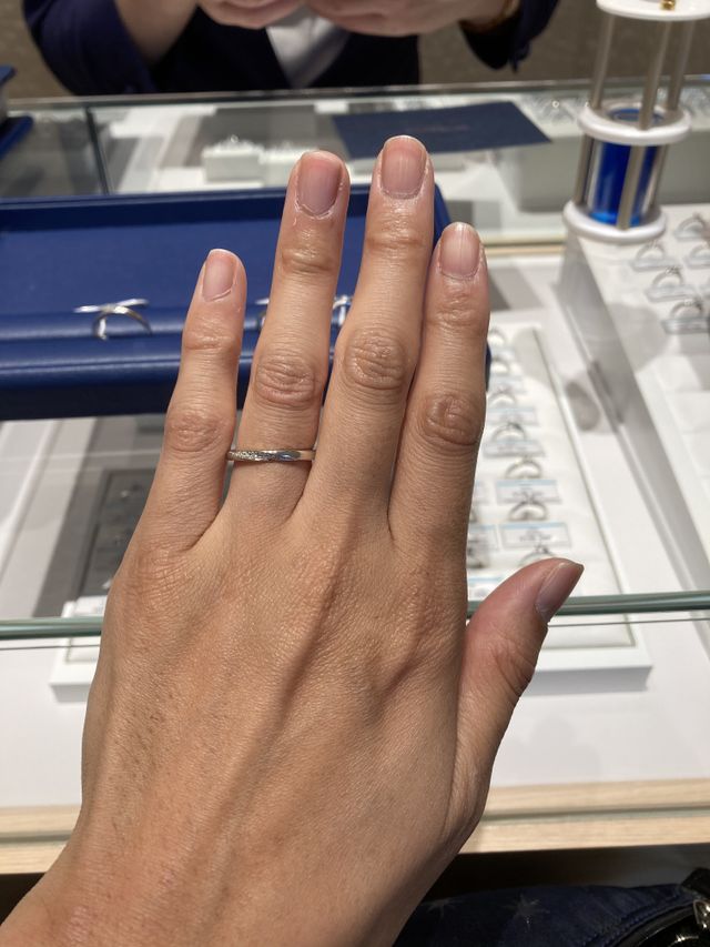 着け心地が大変よく、指を長く見せてくれるデザイン。