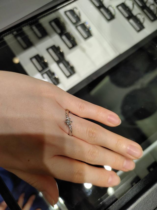 結婚指輪に近いデザインに、大きめなダイヤモンドがついています