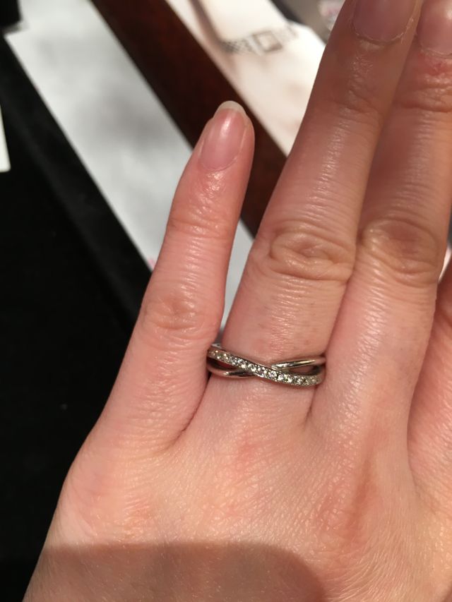 クロスした部分の片方がダイヤになっています