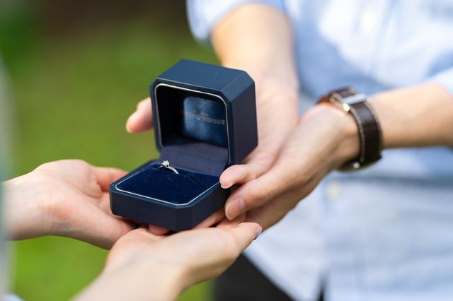 プロポーズ風ショットを前撮りで撮っていただきました。