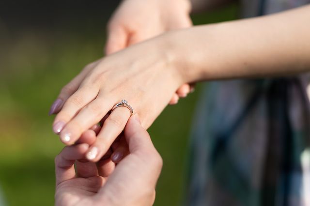 指輪をはめてもらうところです。