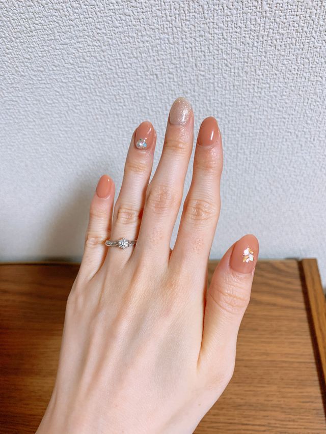 ダイヤの輝きと流れ星のようなリングのデザインが好みです。