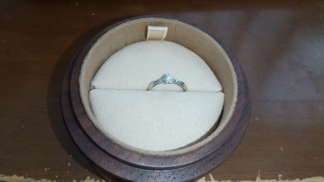 きらきらダイヤに可愛いアイスブルーがついてます。