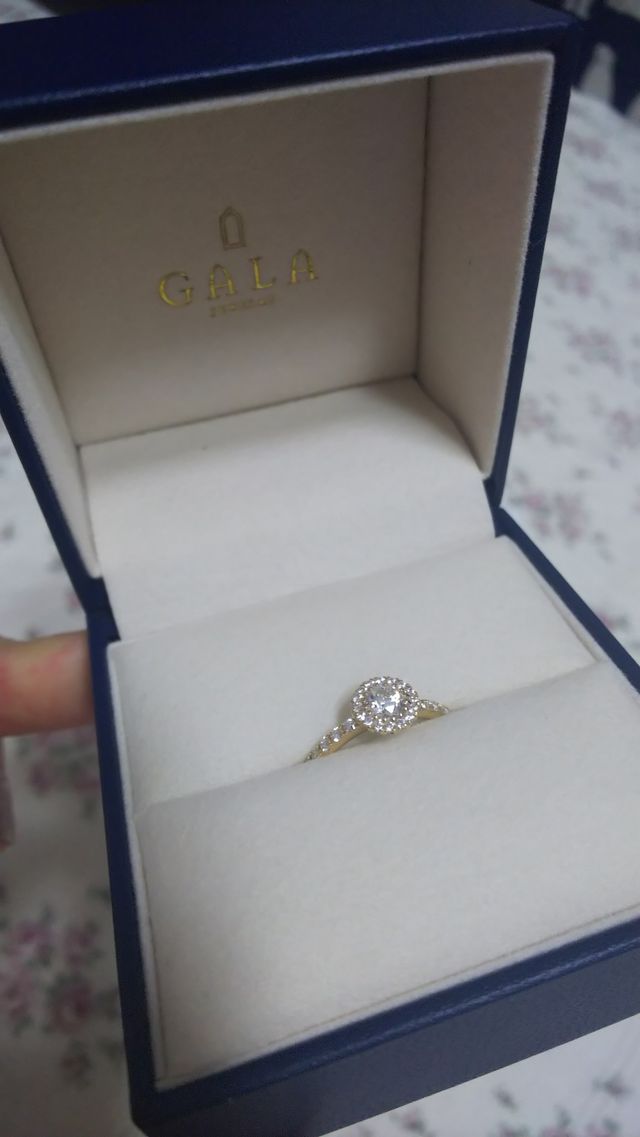 枠はゴールドまたはプラチナ、ピンクゴールドが選べる