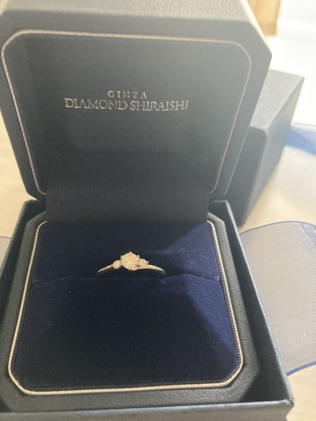 ダイヤが3つ付きの婚約指輪です。