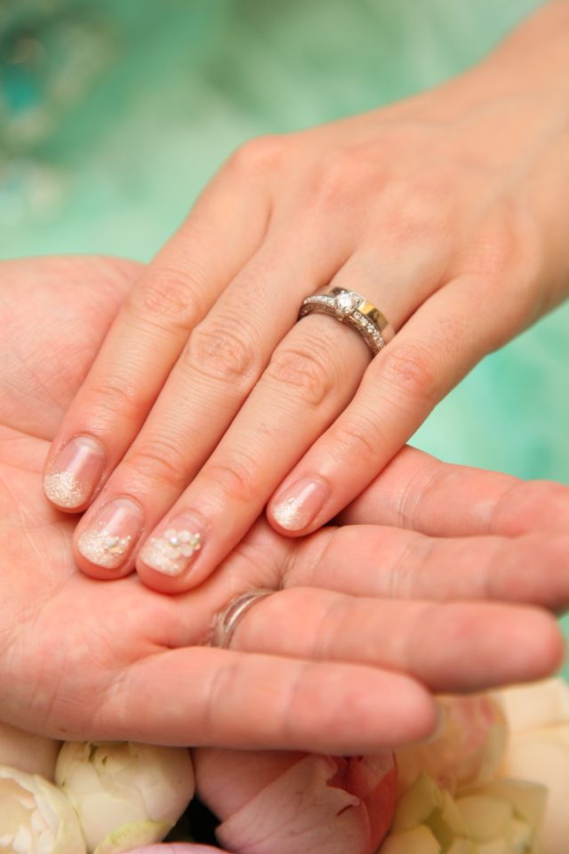 下にはめている方が結婚指輪です