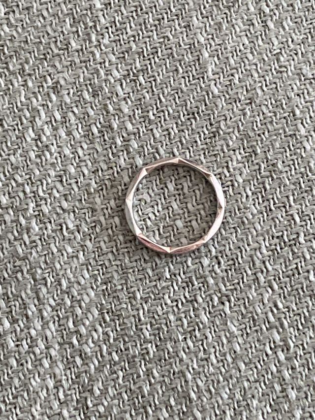 8つの角があり、太陽をイメージしたデザインです。