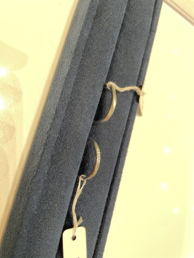 指が綺麗に見えるようウェーブのデザインの指輪にしました。