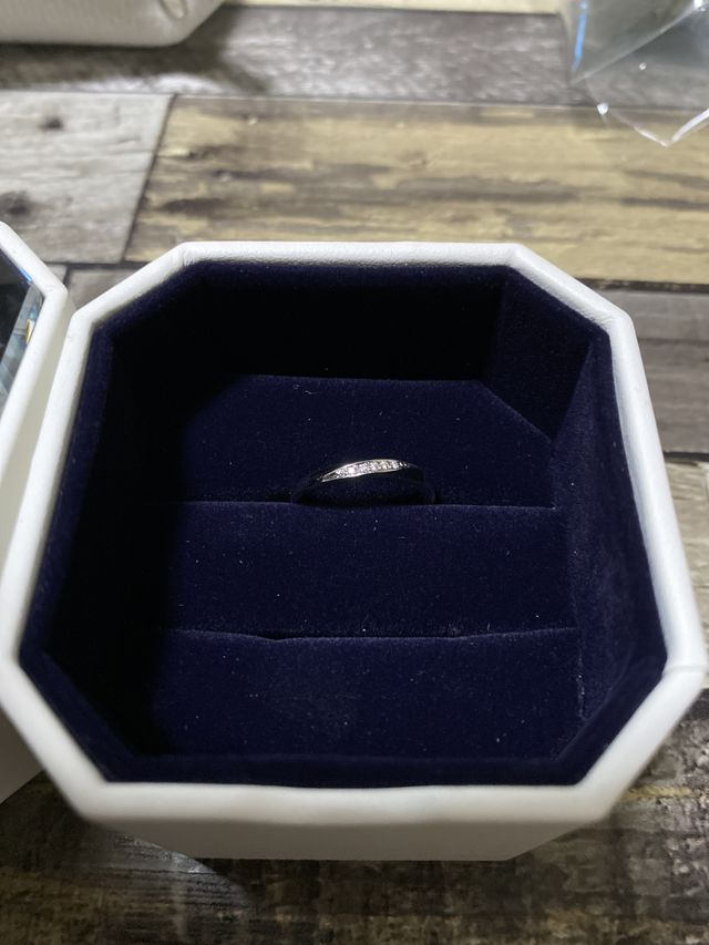 同じシリーズの結婚指輪で、重ね付けするのに、ピッタリ合います