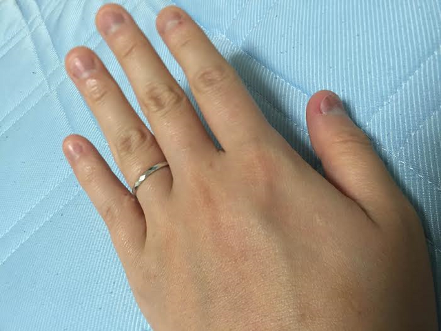 表面がカットされていてキラキラするようになってます