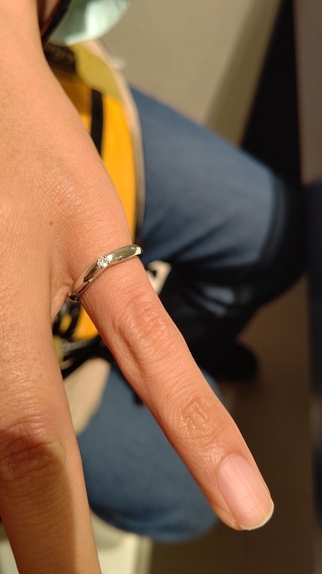 プラチナ部分が太く、1石のダイヤが大きいものを選びました。