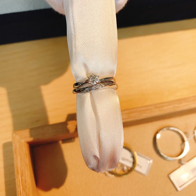 婚約指輪と合わせてみました。