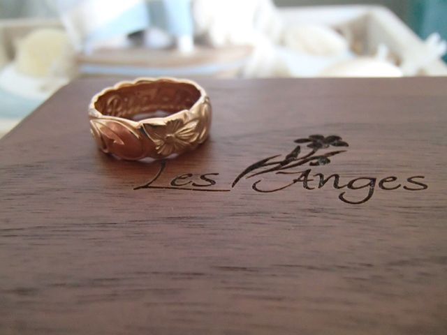 プルメリアと波のデザイン