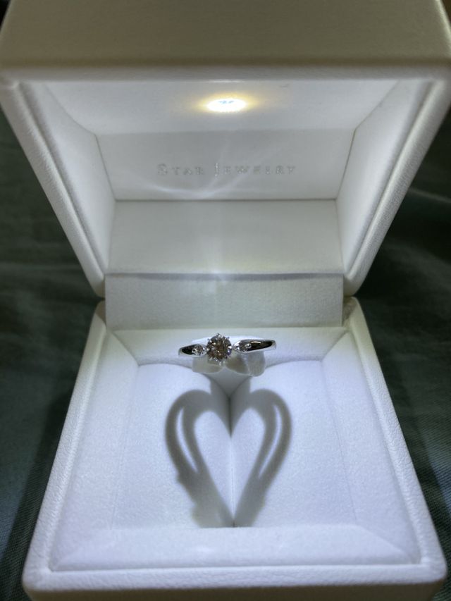 3つダイヤモンドがついた婚約指輪です。