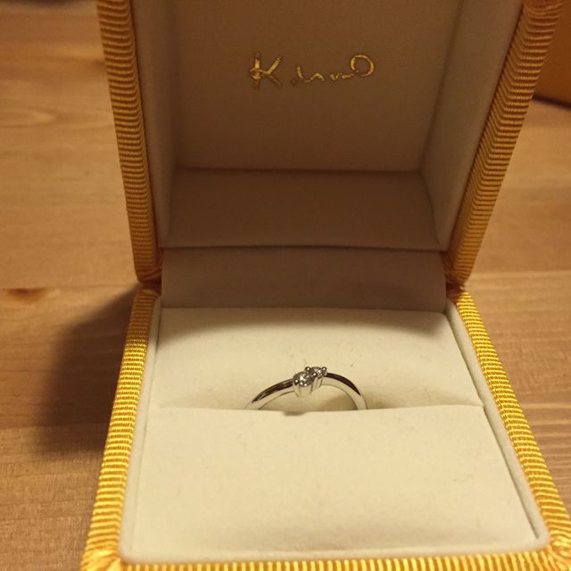 婚約指輪です。なるべくシンプルで細めのものを選びました。