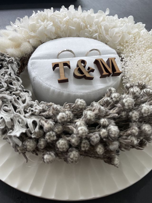 2人のお気に入りの色味のホワイトゴールドで作りました。