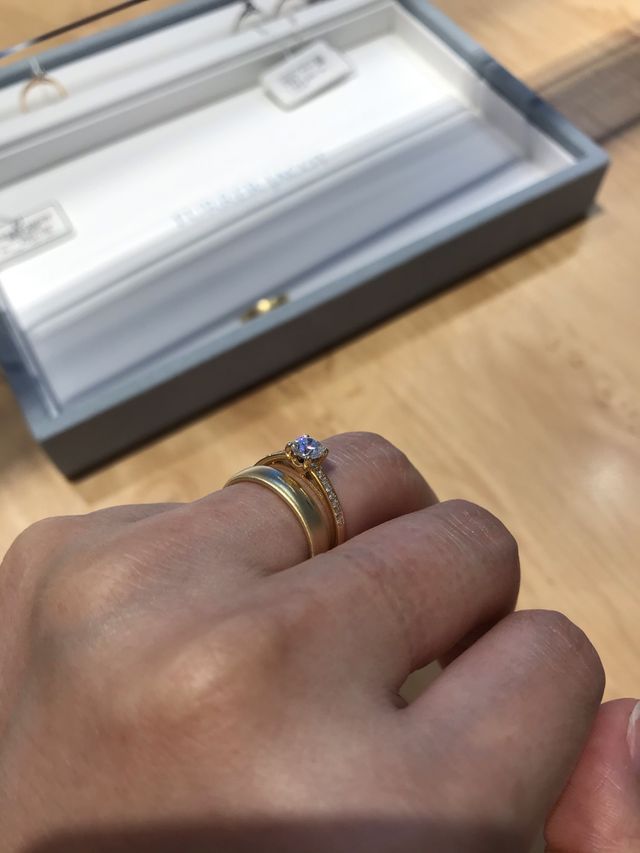 こちらで取り扱いの婚約指輪との重ね付けです
