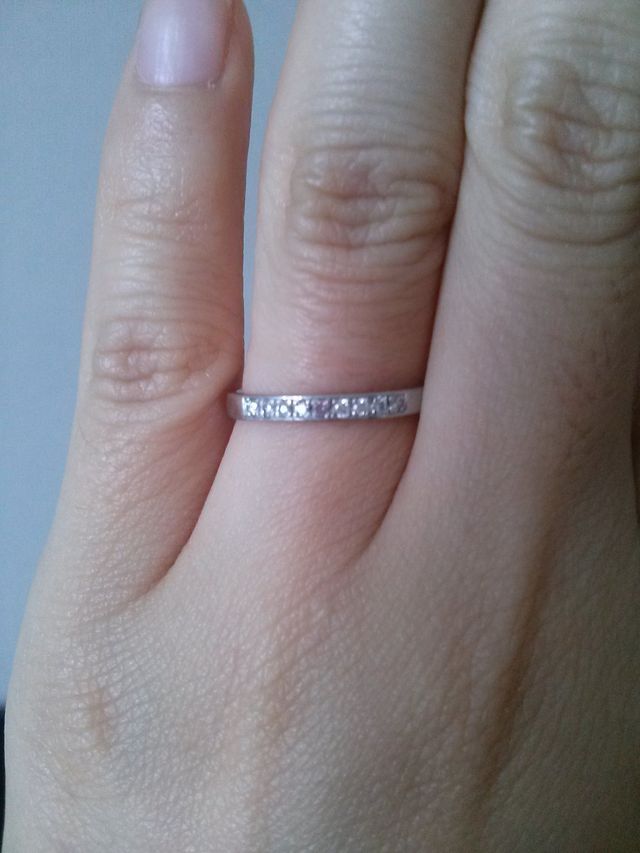 センターにピンクダイヤモンドが入っています